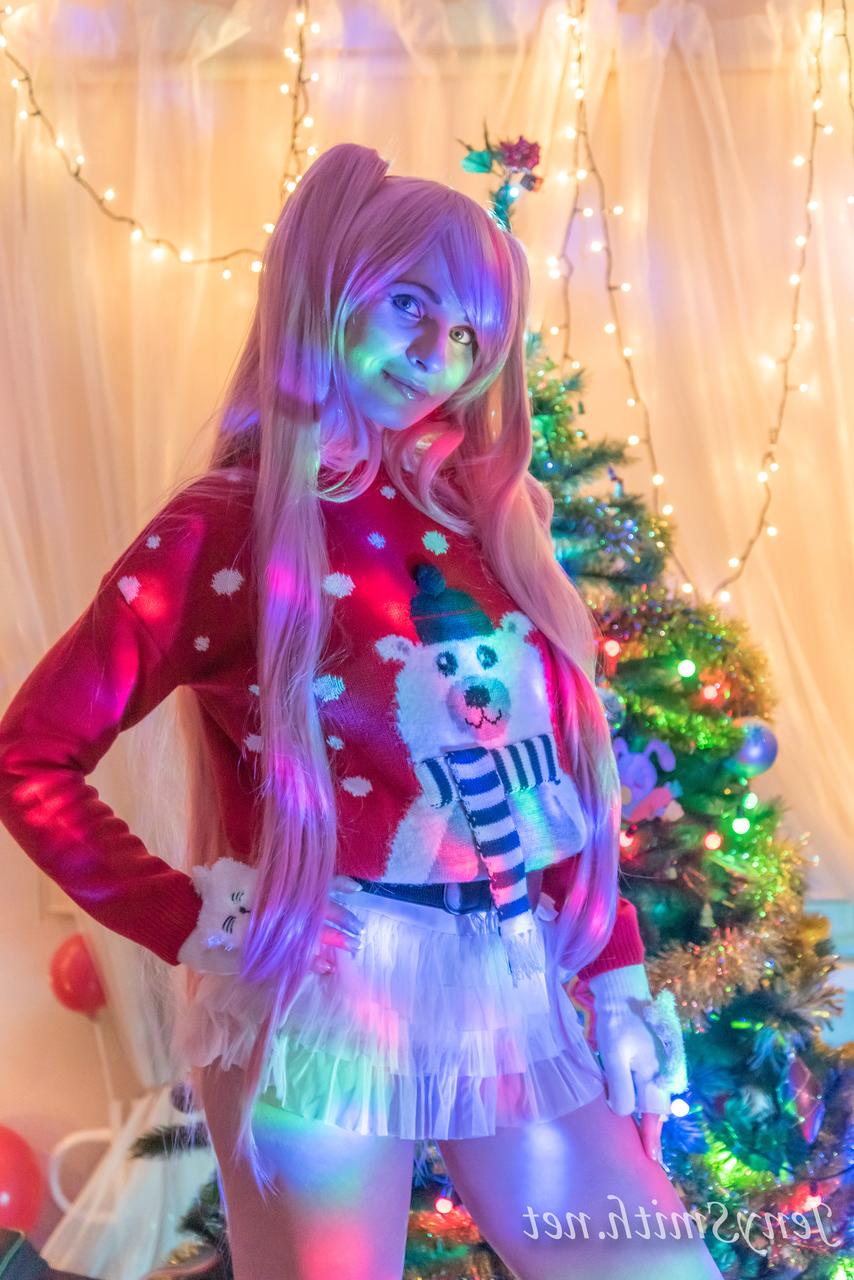 15P A gata cosplay Jeny Smith mostra sua buceta em uma saia levantada perto da árvore de Natal