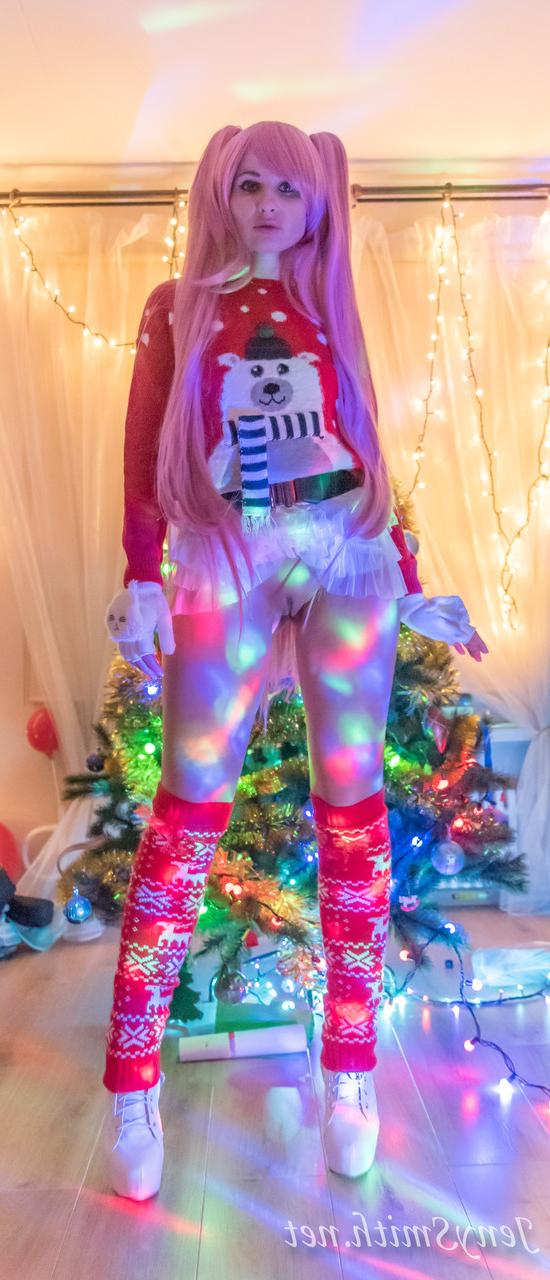 15P A gata cosplay Jeny Smith mostra sua buceta em uma saia levantada perto da árvore de Natal