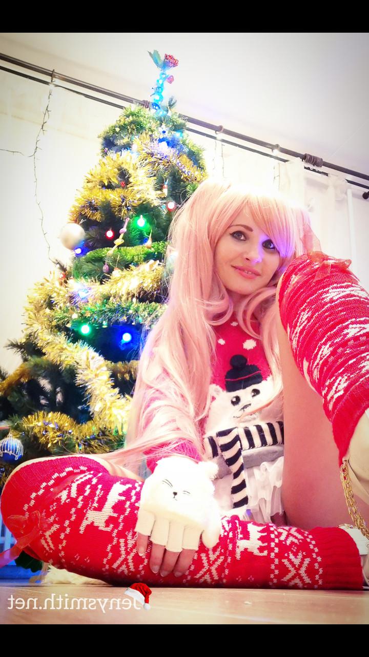 15P A gata cosplay Jeny Smith mostra sua buceta em uma saia levantada perto da árvore de Natal
