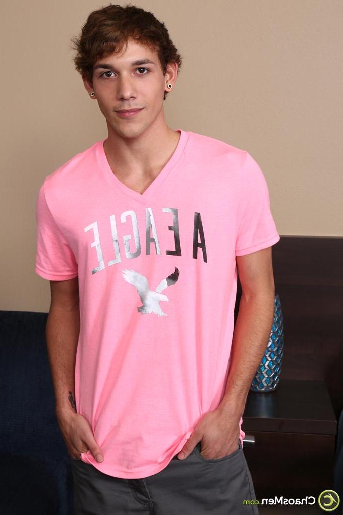 20P El lindo adolescente gay Malik se quita la camisa rosa y saca su enorme polla