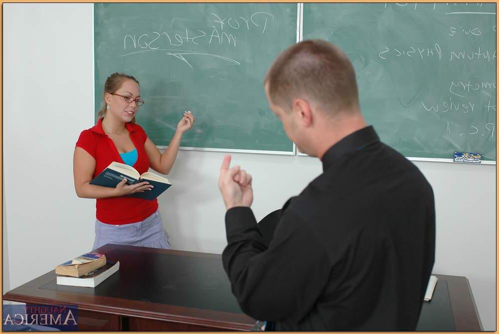 20P L'étudiante coquine Kaylee Love Cox baise son professeur et prend un soin du visage en classe.
