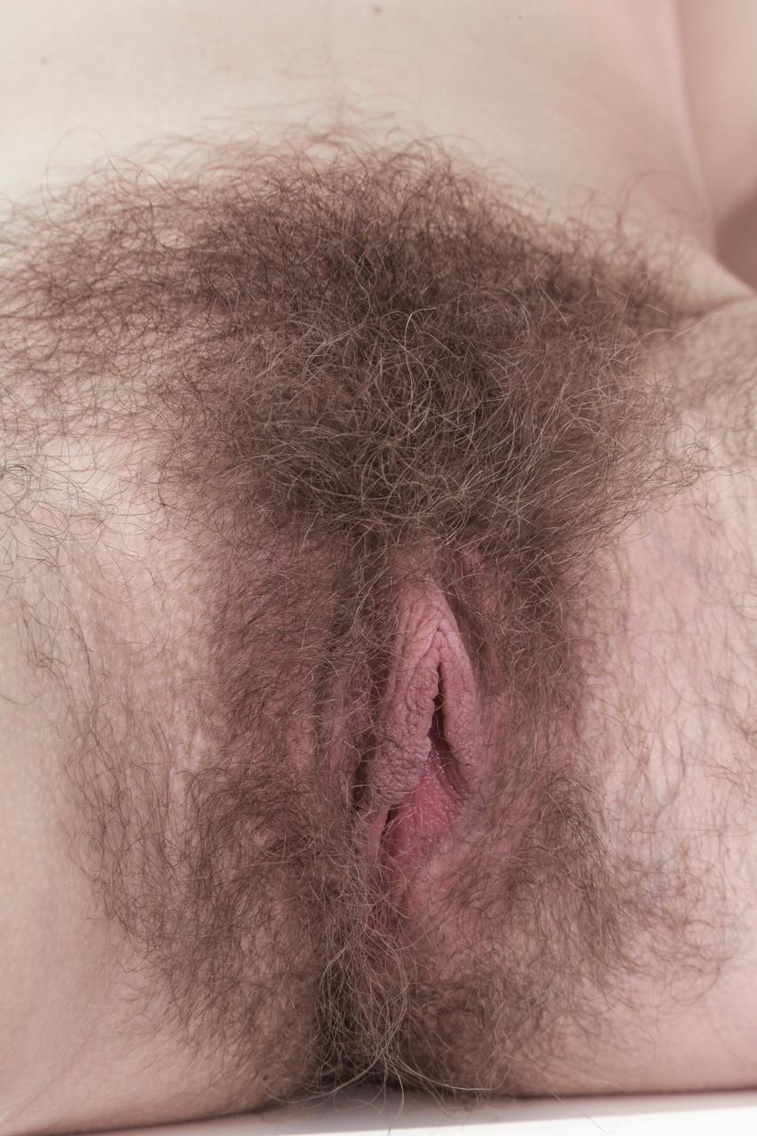 18P Promesita, la bombasse aux cheveux longs, révèle ses petits seins et son manchon en fourrure dans des bottes hautes.