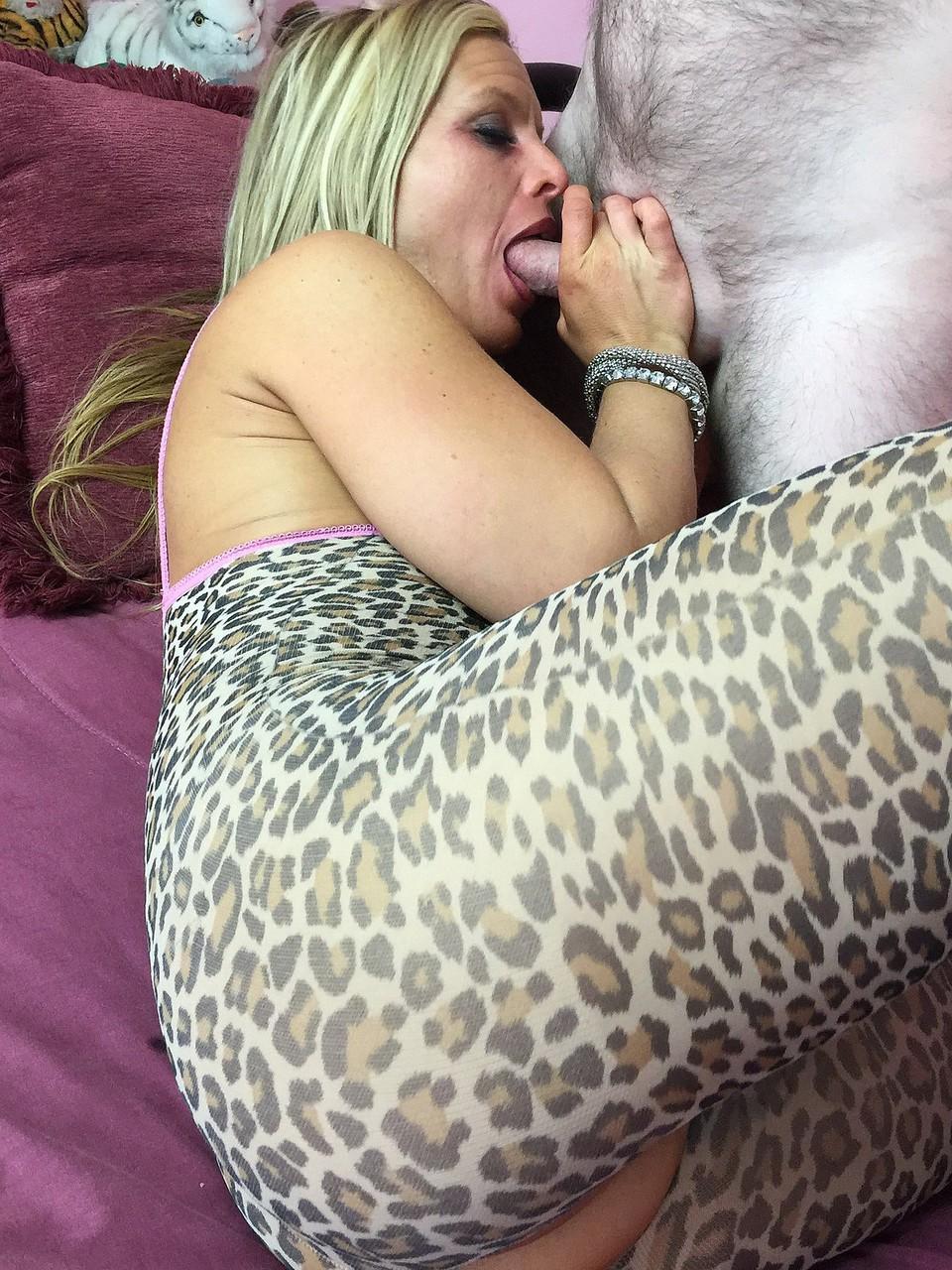 20P Blonde MILF Skylar Rae makes Logan Drake lick her pussy before sex