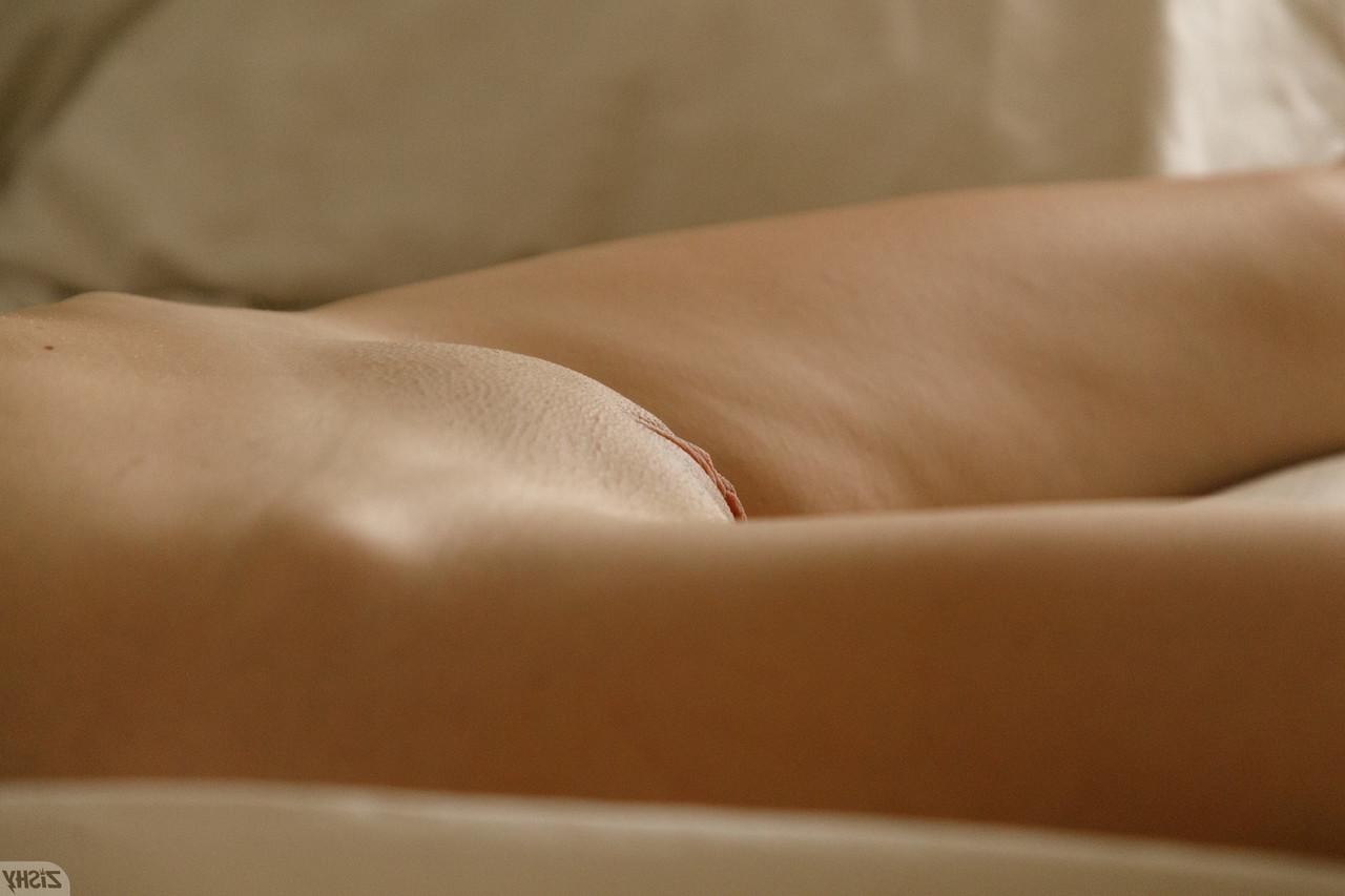 12P Petite amadora Katie Darling posando de meias e mostrando seus peitos grandes