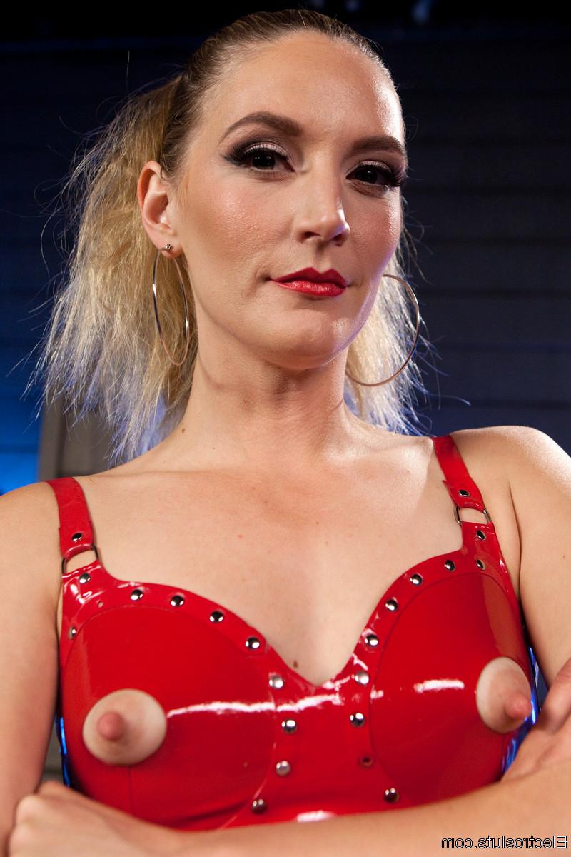 13P Die dominanten Frauen Mona Wales und Beretta James modellieren die neueste Latexkleidung
