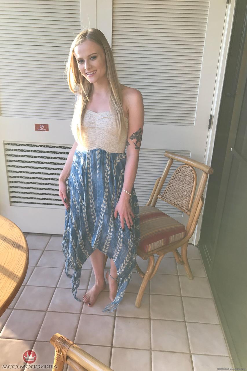20P A adolescente caucasiana Paris White posa em roupas sexy e nua em uma compilação quente
