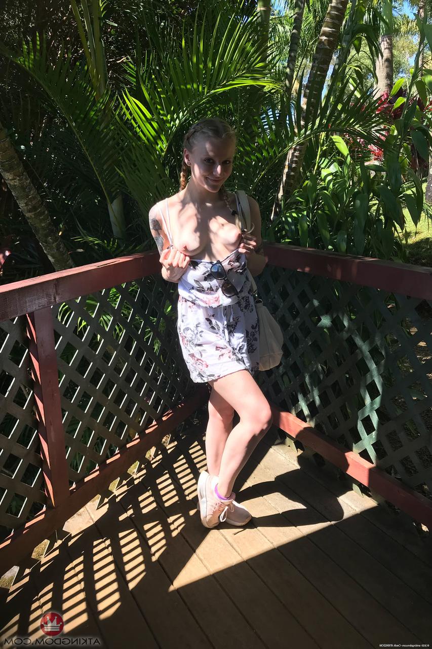 20P A adolescente caucasiana Paris White posa em roupas sexy e nua em uma compilação quente