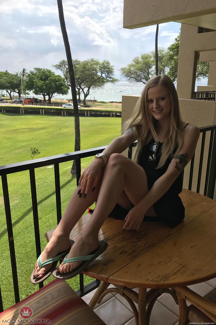 20P A adolescente caucasiana Paris White posa em roupas sexy e nua em uma compilação quente