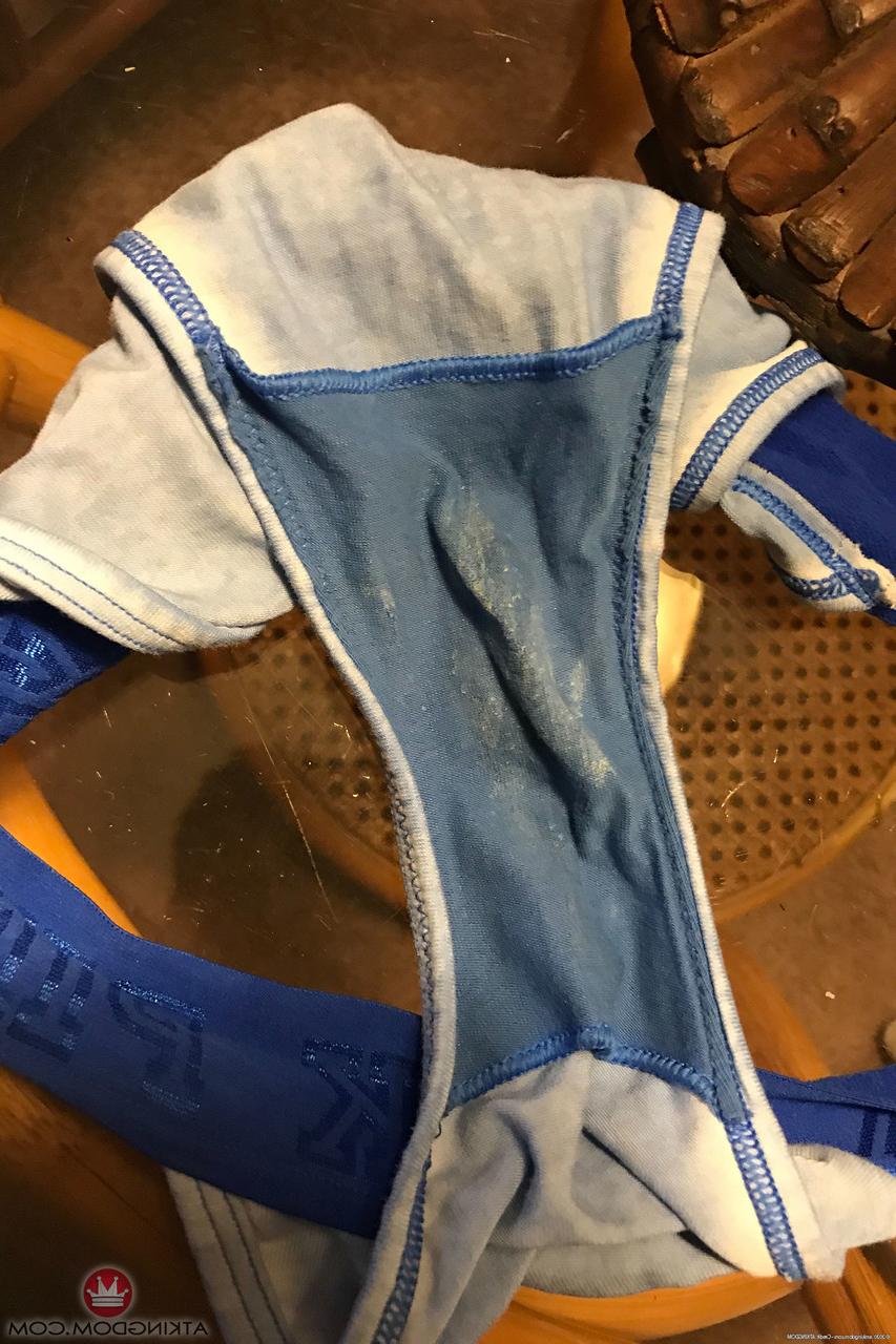 20P A adolescente caucasiana Paris White posa em roupas sexy e nua em uma compilação quente