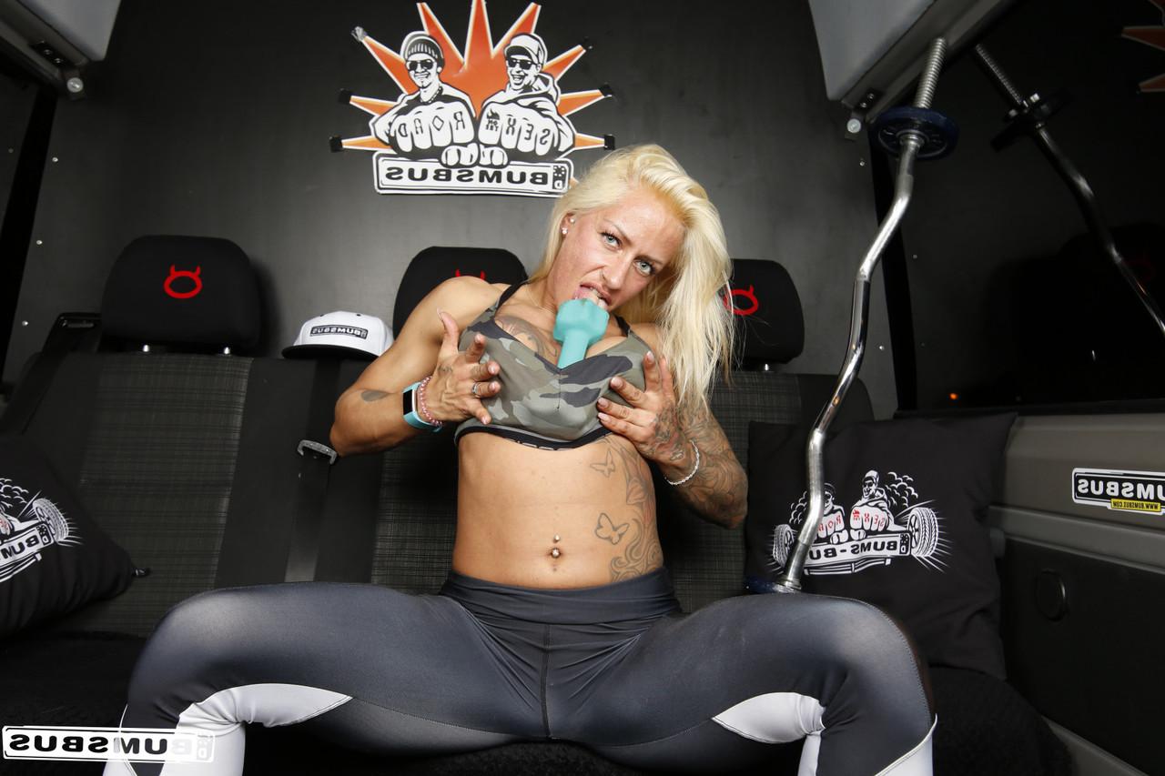 16P Puta deportiva con tatuajes Fit XXX Sandy ataca a un chico con agujeros en el asiento trasero