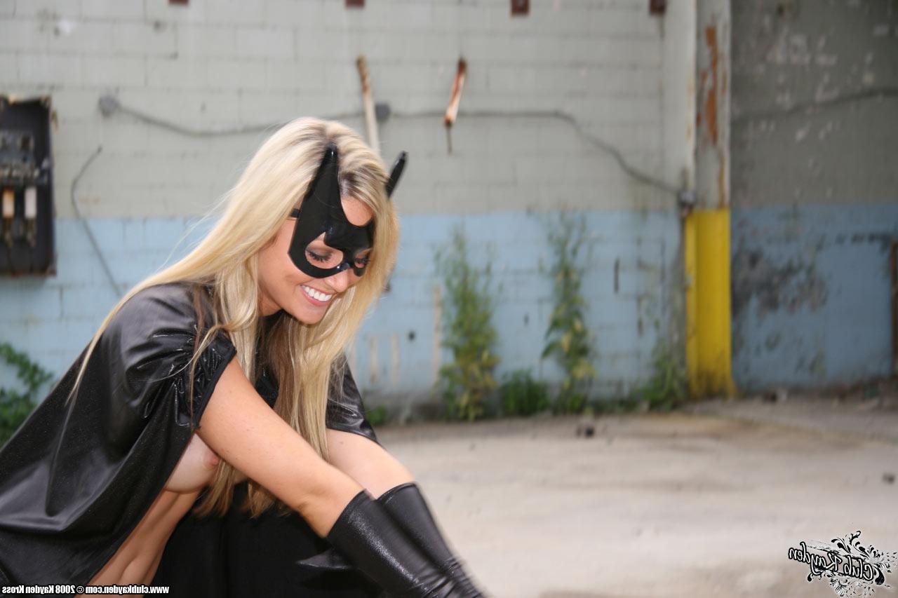 20P A estrela pornográfica loira em uma fantasia de batwoman Kayden Kross mostra seus peitos grandes