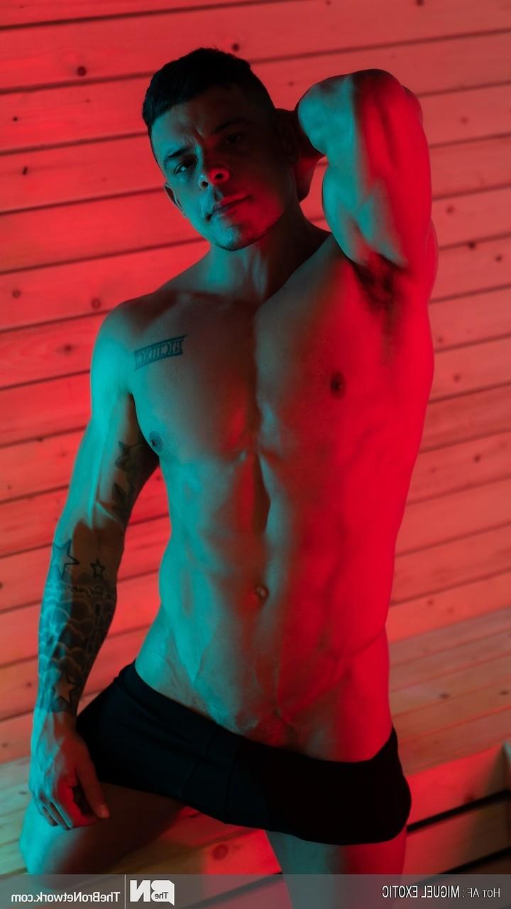 20P O musculoso gay Miguel Exotic mostra seu corpo atlético nu e seu pau ereto