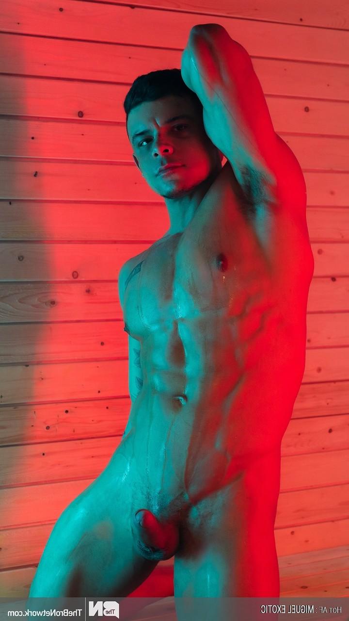 20P O musculoso gay Miguel Exotic mostra seu corpo atlético nu e seu pau ereto