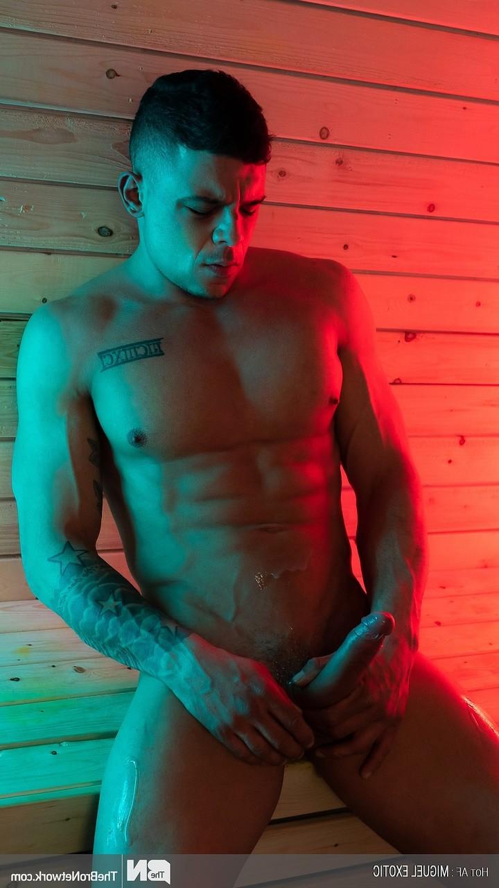 20P O musculoso gay Miguel Exotic mostra seu corpo atlético nu e seu pau ereto