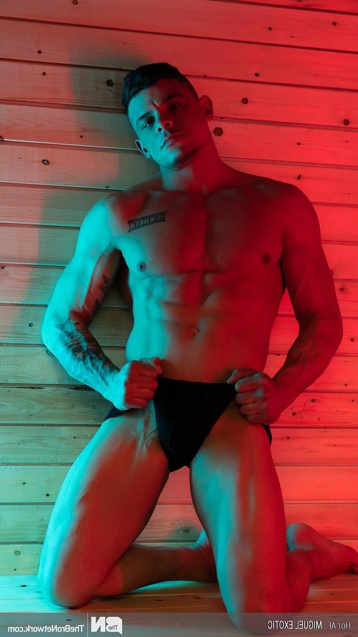 20P O musculoso gay Miguel Exotic mostra seu corpo atlético nu e seu pau ereto