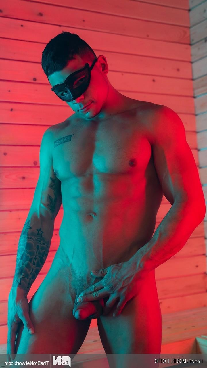 20P O musculoso gay Miguel Exotic mostra seu corpo atlético nu e seu pau ereto