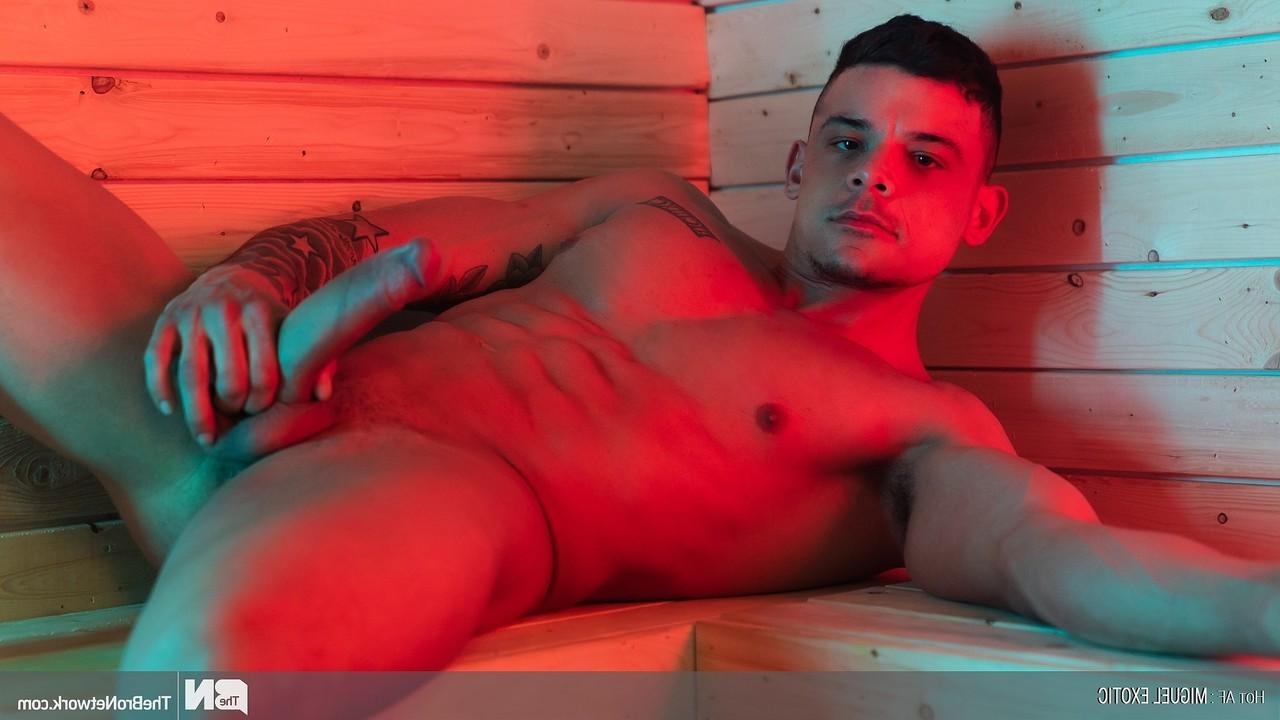 20P O musculoso gay Miguel Exotic mostra seu corpo atlético nu e seu pau ereto