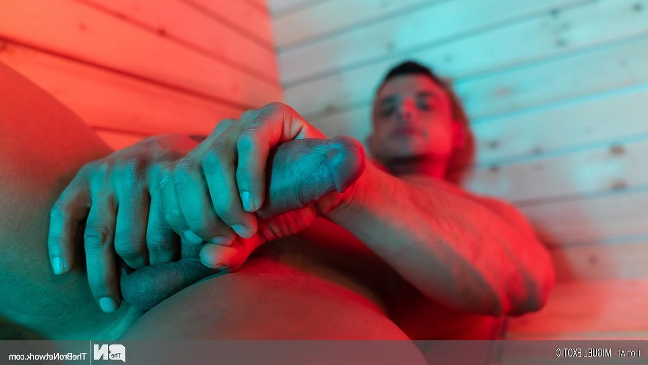 20P O musculoso gay Miguel Exotic mostra seu corpo atlético nu e seu pau ereto