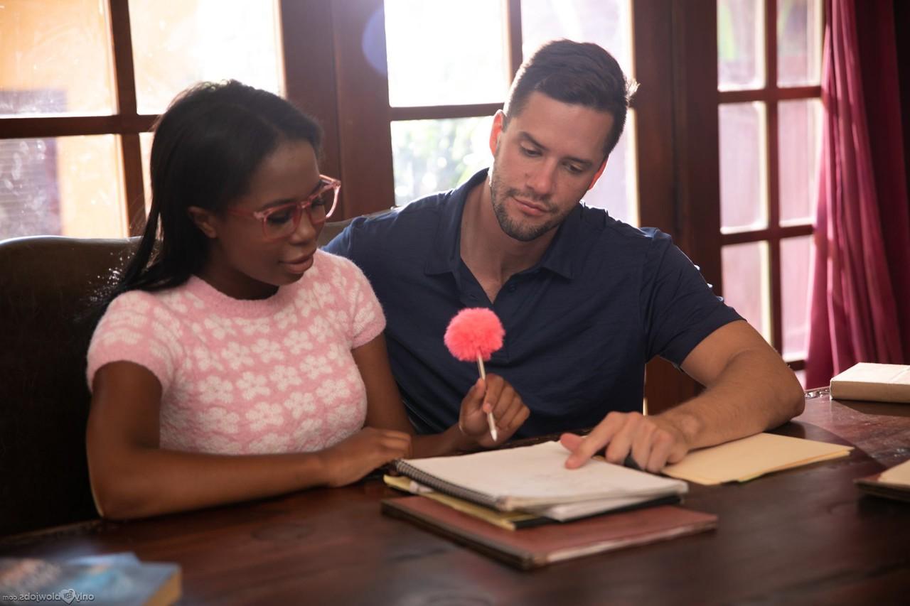 20P Une adorable adolescente noire dévoile sa jolie silhouette et suce avec des lunettes