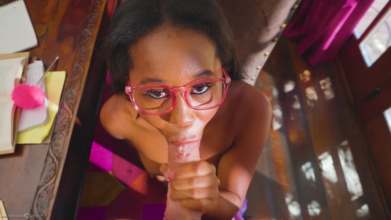 20P Une adorable adolescente noire dévoile sa jolie silhouette et suce avec des lunettes