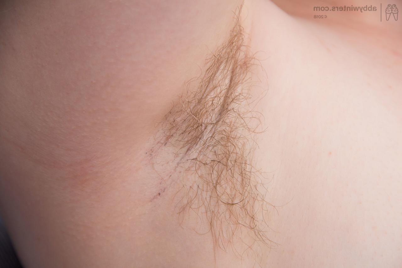 16P Boneca amadora sorridente Kate G abre bem as pernas e brinca com sua vulva peluda