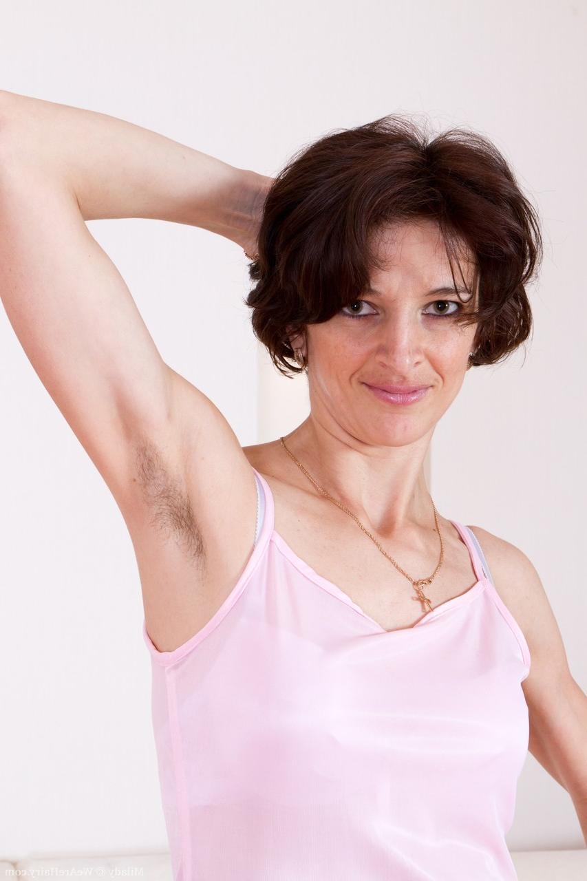 20P A morena Milady fica nua e toca sua vagina peluda