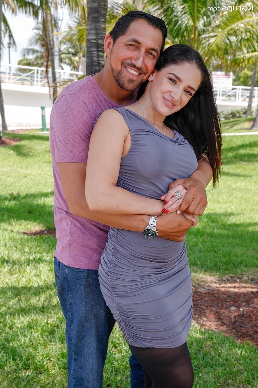 18P La MILF latina Sheena Ryder tiene sexo del coño a la boca sobre una manta en un jardín
