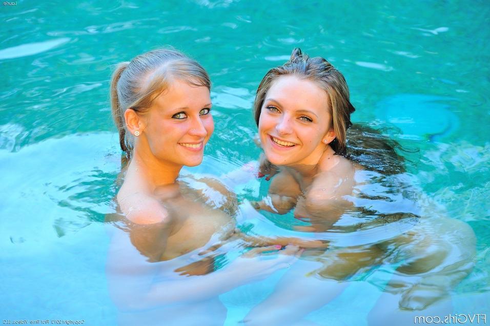 16P Des filles nues font une pause dans leur routine de yoga pour partager un baiser lesbien dans la piscine