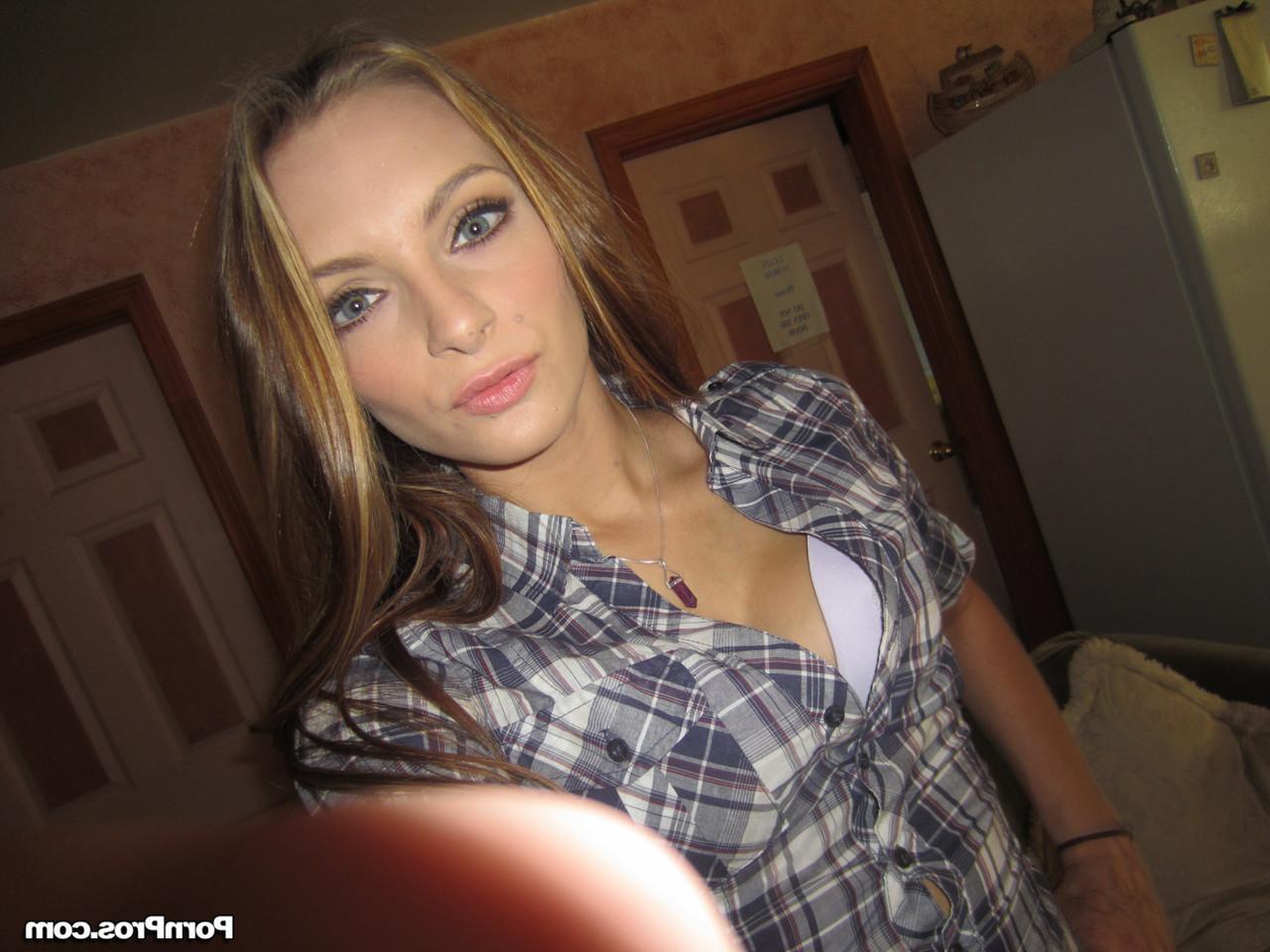 17P Das Amateurbaby Kennedy Nash zieht ihr weißes Höschen aus und neckt ihren Biber
