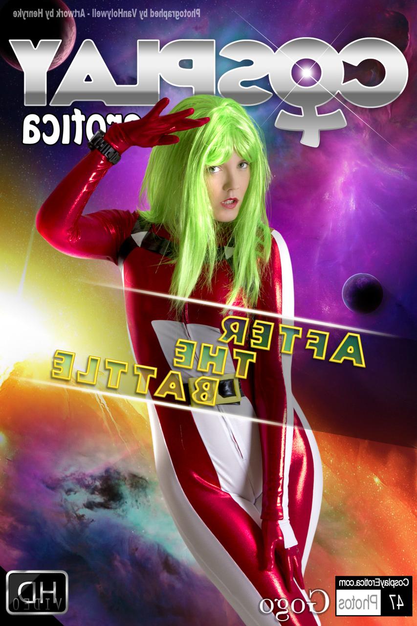 12P Cosplayer ostenta cabelo verde enquanto libera seus peitos empinados de sua roupa
