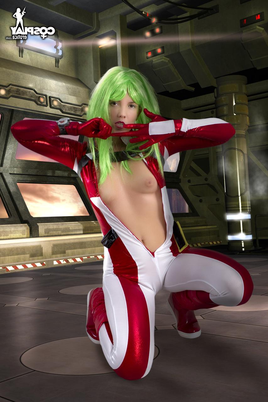 12P Cosplayer ostenta cabelo verde enquanto libera seus peitos empinados de sua roupa