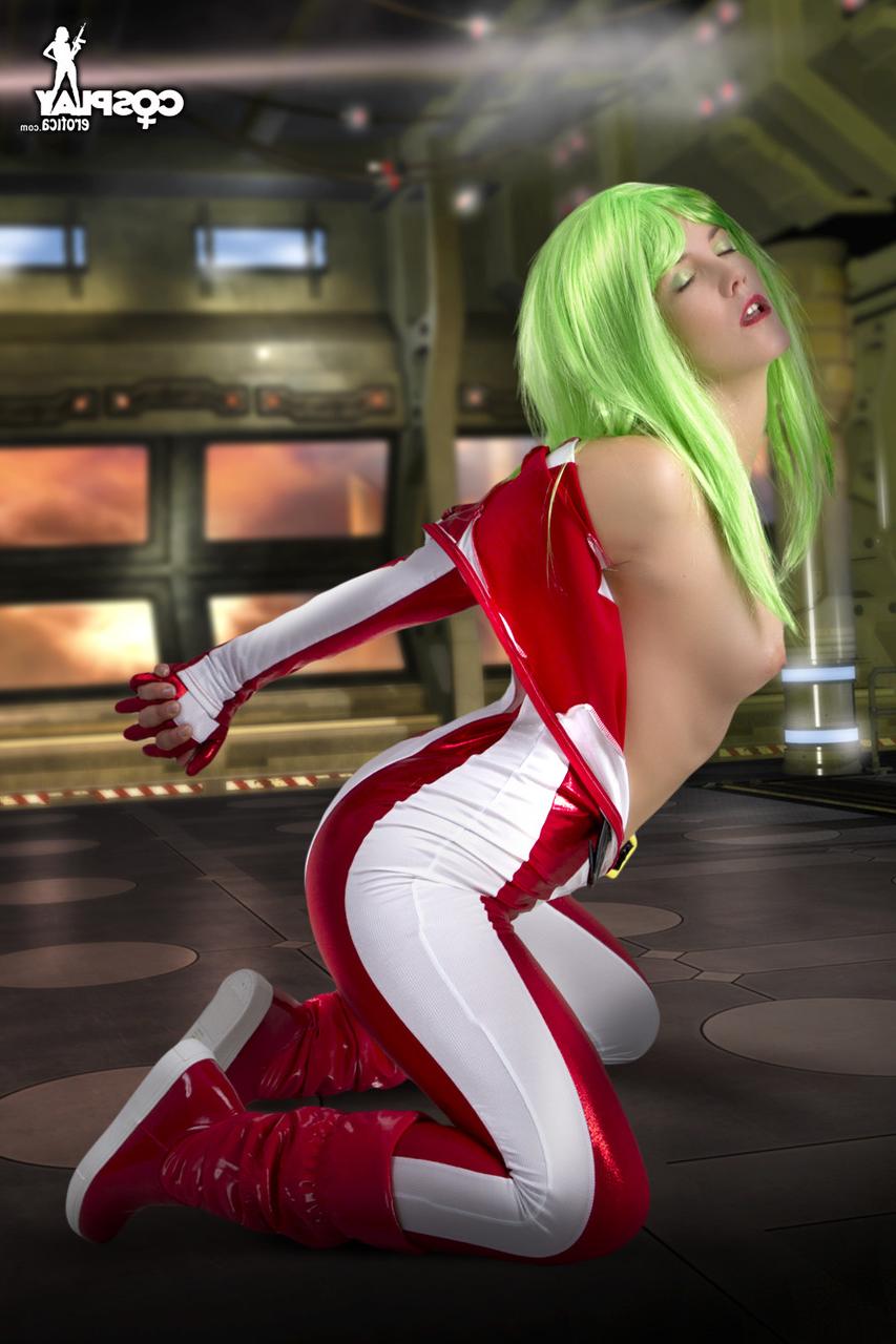 12P Cosplayer ostenta cabelo verde enquanto libera seus peitos empinados de sua roupa