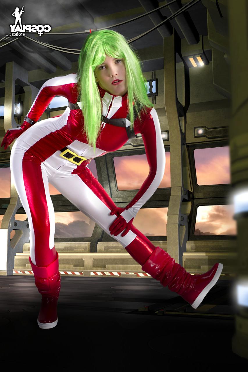 12P Cosplayer ostenta cabelo verde enquanto libera seus peitos empinados de sua roupa