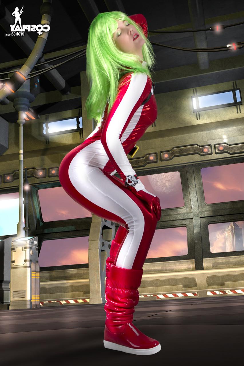 12P Cosplayer ostenta cabelo verde enquanto libera seus peitos empinados de sua roupa