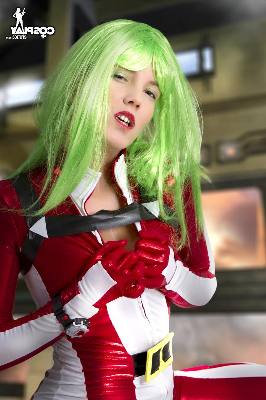 12P Cosplayer ostenta cabelo verde enquanto libera seus peitos empinados de sua roupa