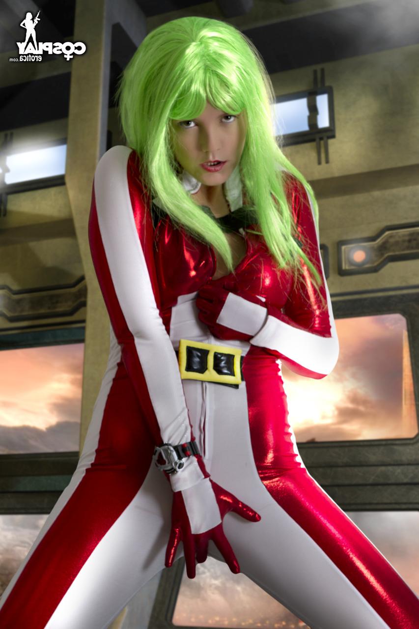 12P Cosplayer ostenta cabelo verde enquanto libera seus peitos empinados de sua roupa