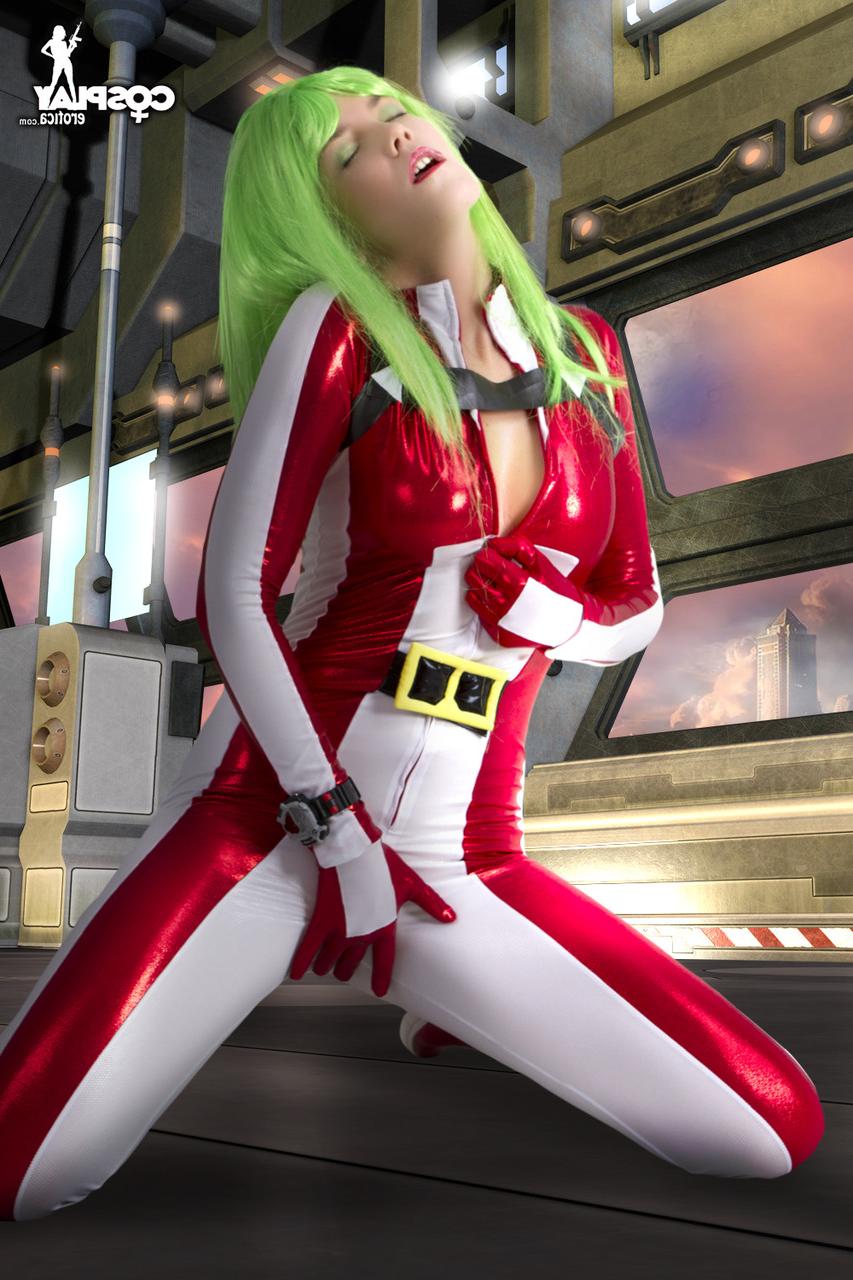 12P Cosplayer ostenta cabelo verde enquanto libera seus peitos empinados de sua roupa