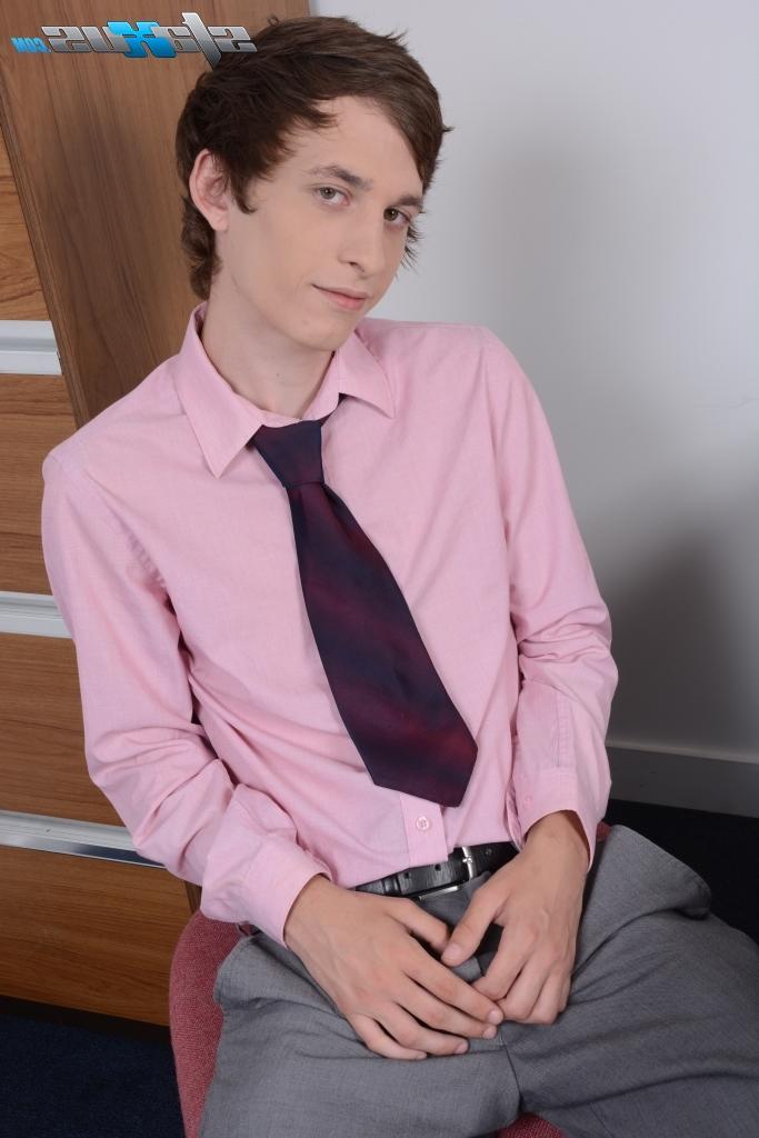 20P Barely legal twinks Lee Rider and Robbie Kasl engage in oral gay sex action