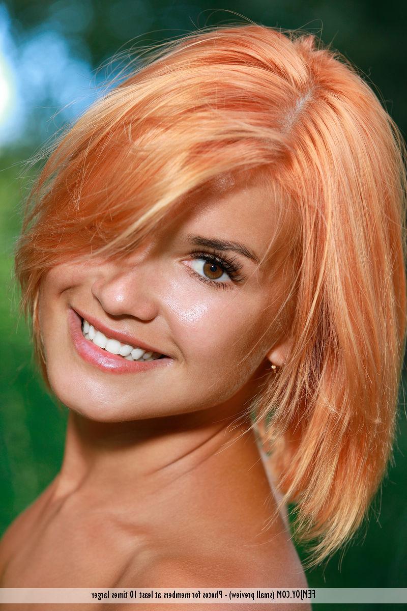 16P La belle rousse Dina P pose pour une séance photo solo nue dans les hautes herbes près des arbres.