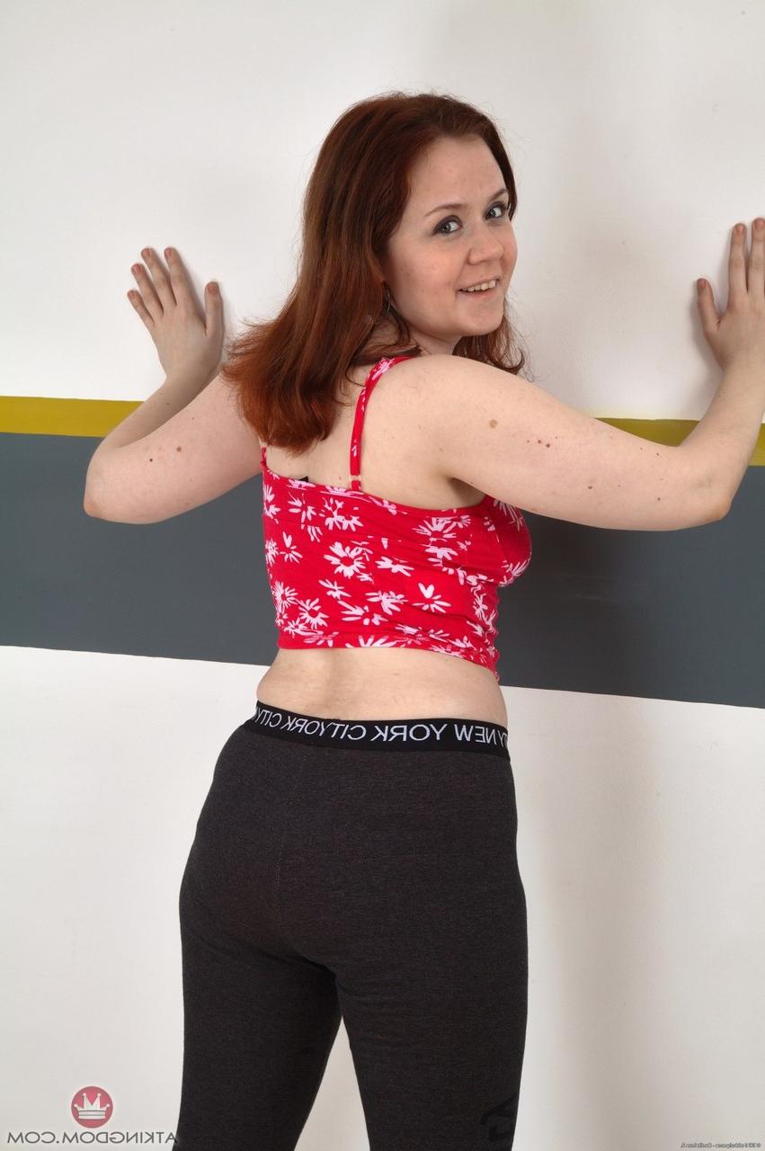 20P Amateurfrau Kathy zieht Strumpfhosen und Höschen aus, um ihren haarigen Schritt zu zeigen