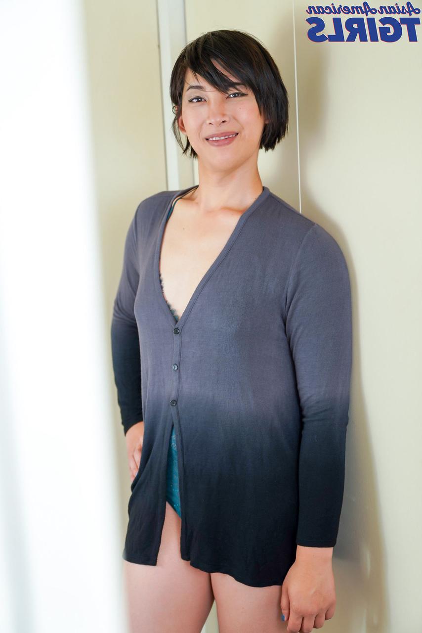 16P La sexy transexual Natalie Chen muestra su gran culo y su pequeña polla