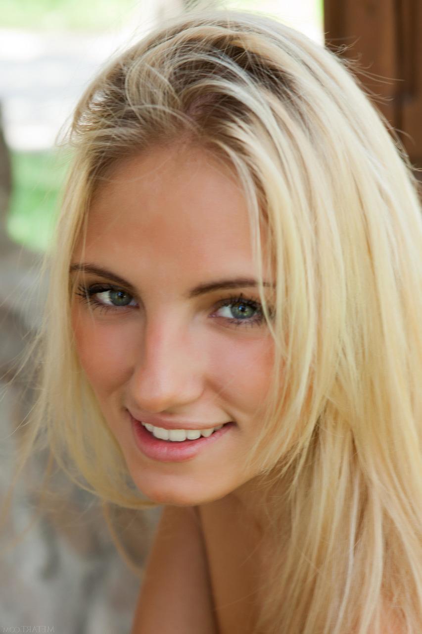 20P Alluring blonde Jaime A undressing and posing butt naked outdoors