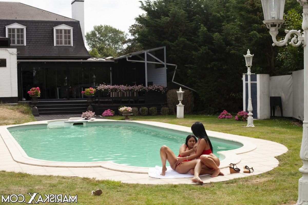 20P Las estrellas porno lesbianas Valentina Ricci y Mariska se meten los dedos en el coño junto a una piscina