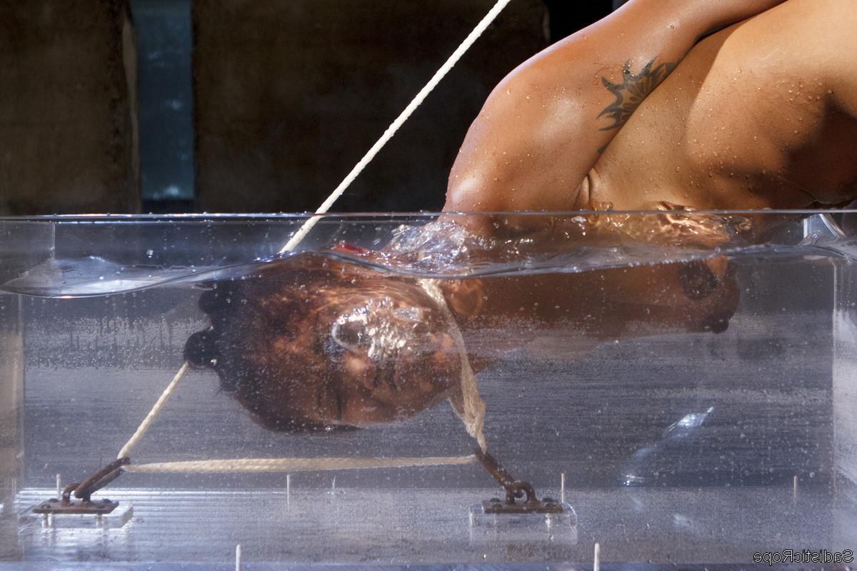 20P Die süße Ebenholz-Lotus Lain wird besprüht und in harte Wasser-Bondage-Action eingetaucht