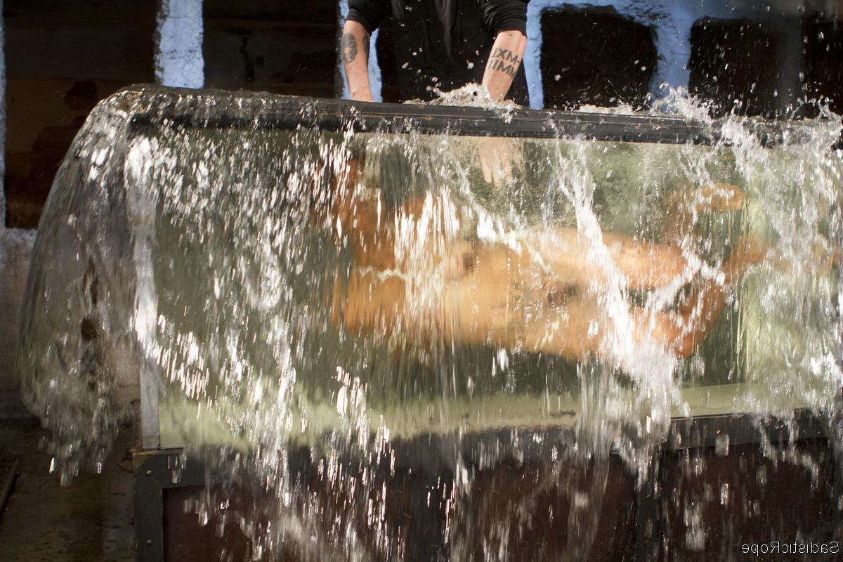 20P Die süße Ebenholz-Lotus Lain wird besprüht und in harte Wasser-Bondage-Action eingetaucht