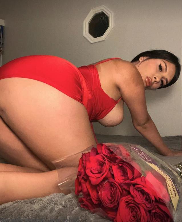 11P La transexuelle amateur Nini Bandz vous taquine avec ses courbes en solo.