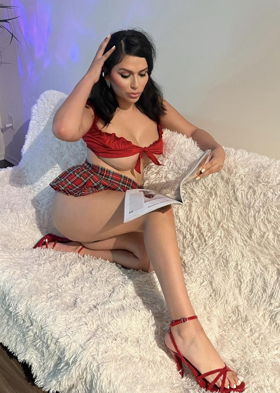 11P La transexuelle amateur Nini Bandz vous taquine avec ses courbes en solo.