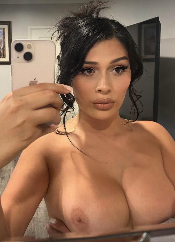 11P La transexuelle amateur Nini Bandz vous taquine avec ses courbes en solo.