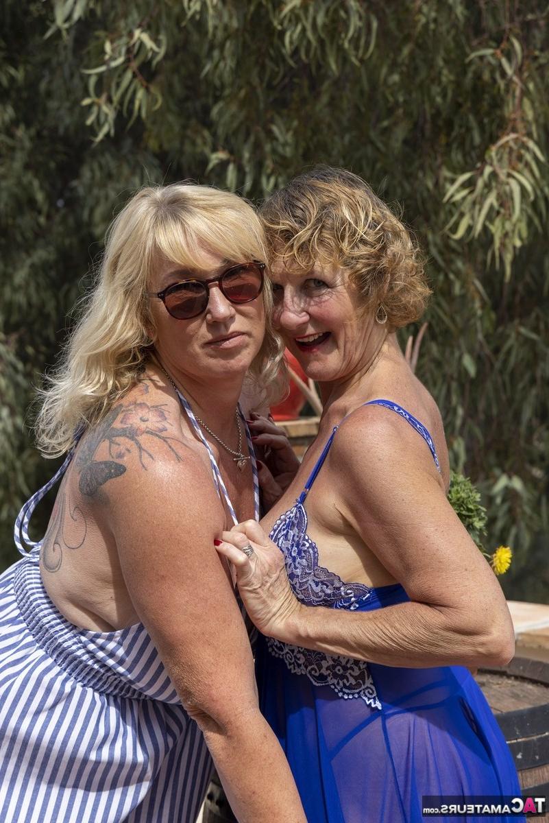 16P La mayor y gorda Melody y su amante lesbiana se besan antes de que comience el juego de tetas