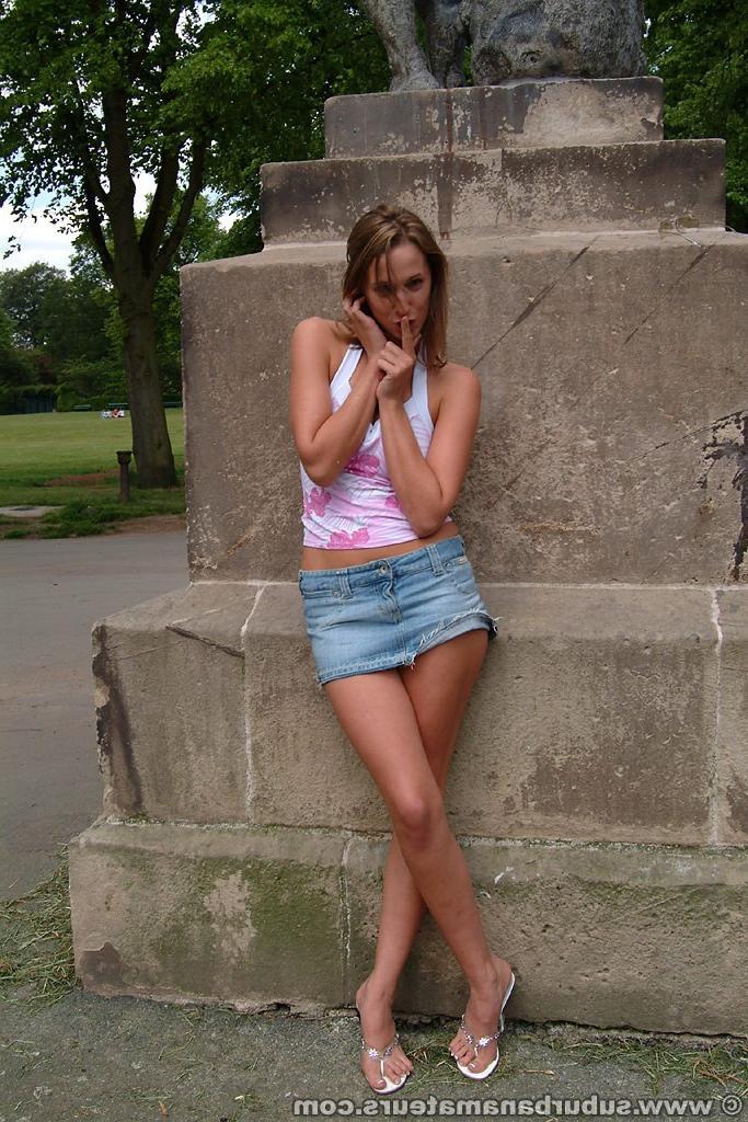 20P Die freche Amateurin Cheryl B zeigt einen Upskirt und zeigt ihre süßen Titten